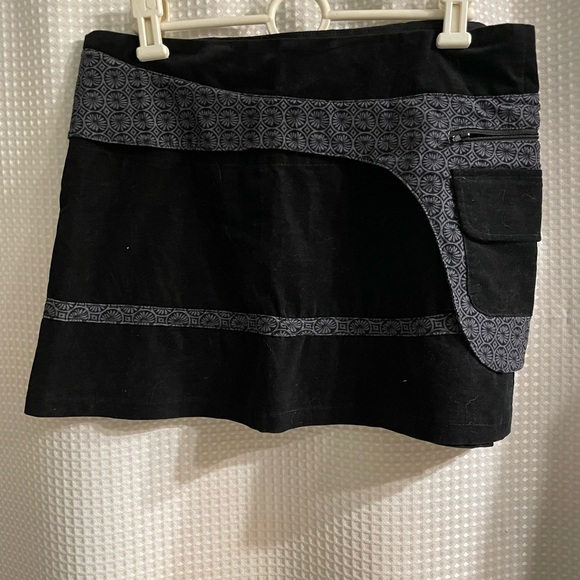 Wrap around skirt with side hip pocket - Picture 3 of 7